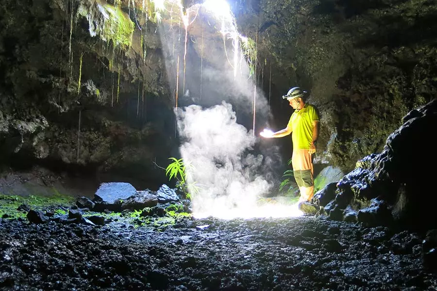 Visite insolite et fascinante des tunnels de lave du Piton de la Fournaise